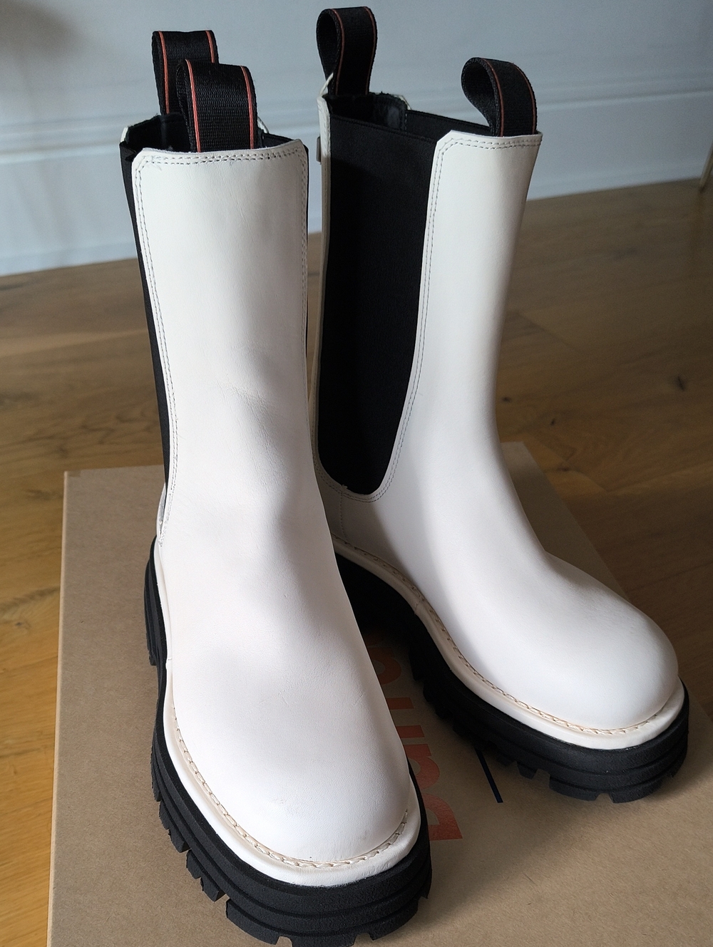 Italian Barracuda Brand white Leather boots with Black Lug Sole Made In Italy 36